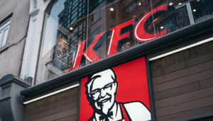 建築物上帶有山德士上校臉孔的KFC餐廳招牌