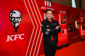 男子在KFC泰國歷史展覽牆前擺姿勢。