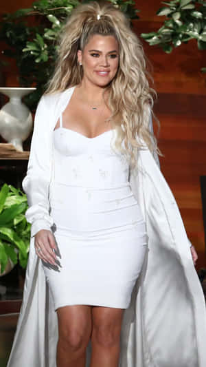 Khloé Kardashian 身穿白色連衣裙和外套，金髮微笑 — 考特妮·卡達夏 壁紙