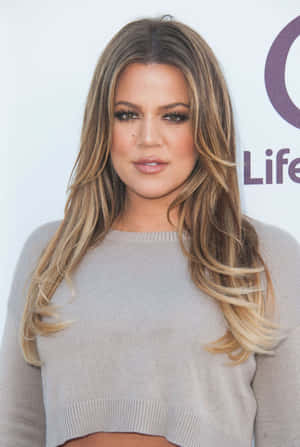 Khloé Kardashian 在公開活動中穿著灰色毛衣。 — 考特妮·卡達夏 壁紙