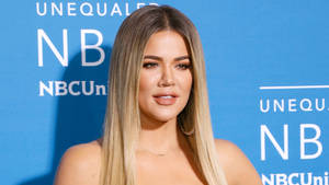 Khloé Kardashian 在NBCUniversal活動中戴著項鍊微笑。 — 考特妮·卡達夏 壁紙