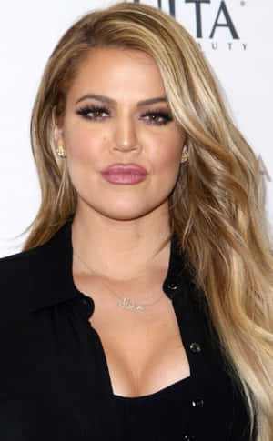 Khloé Kardashian 在美容活動中穿著黑色襯衫和項鍊。 — Galaxy Tab Active5 Pro 壁紙