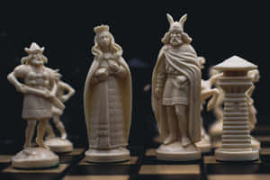 深色棋盤上的象牙色中世紀國際象棋棋子，包括戰士國王、女王和城堡。