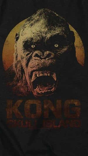 兇猛的金剛，眼睛發光，在橙色月亮背景下，帶有「Kong Skull Island」文字。