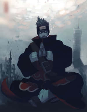 身穿帶紅色雲紋黑色斗篷的動漫忍者坐在霧氣瀰漫的景色中。 — 曉 壁紙