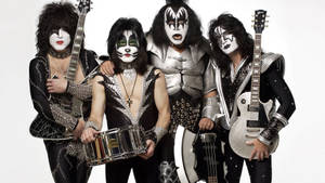 KISS 樂隊成員全妝手持樂器在攝影棚拍攝