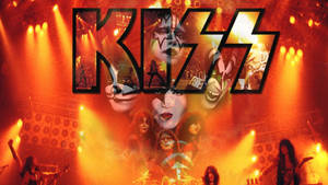 KISS 樂隊在強烈的橙色舞台燈光下現場表演，他們的標誌在前景。
