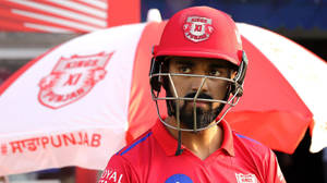身穿紅色Kings XI Punjab球衣的板球運動員在品牌傘下。