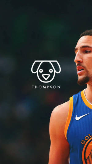 Klay Thompson身穿帶有狗標誌的金州勇士隊球衣