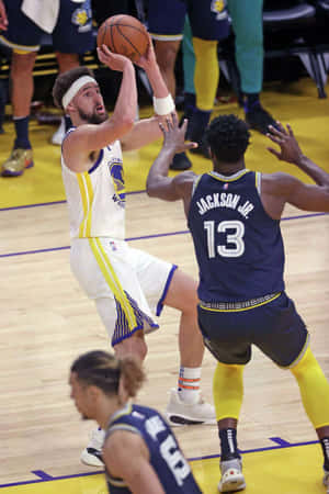 籃球運動員在比賽中越過防守者投籃