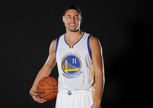 金州勇士隊籃球運動員在攝影棚中手持 Spalding 籃球。
