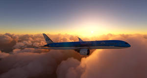 KLM飛機在日落時飛越雲層