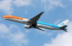 KLM飛機在藍天白雲中飛行 — 藍天 壁紙
