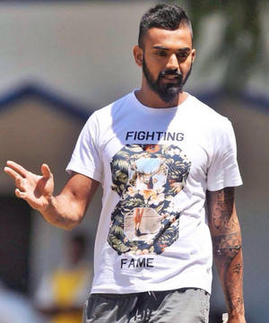 留鬍鬚且有紋身的男士，穿著印有花卉設計和文字的白色T恤。