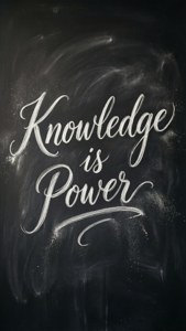 在深色黑板上用白色粉筆寫的Knowledge is Power