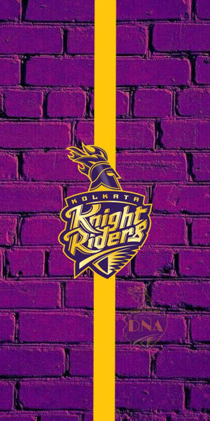 Kolkata Knight Riders 運動隊標誌在紫色磚牆上，帶有黃色條紋。