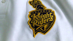 白色Polo衫上刺繡的Kolkata Knight Riders板球隊標誌。