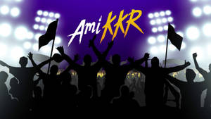 剪影粉絲在明亮的燈光下於體育場為「Ami KKR」標誌歡呼。