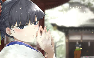 動漫女孩在雪覆蓋的寺廟庭院中吹雪花。