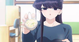 動漫女孩在室內拿著一碗奶油湯。