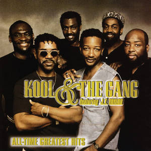 六位男性為帶有 Kool & The Gang 文字的音樂專輯封面擺姿勢。