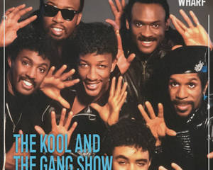 六位微笑的男性身穿黑色皮夾克，為「The Kool and the Gang Show」專輯封面向鏡頭揮手。