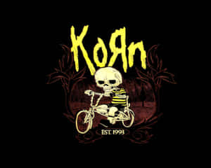 骷髏頭在1993年成立的「Korn」樂隊標誌下騎單車