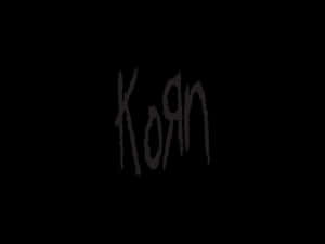 黑色背景上以粗糙手寫風格呈現嘅「Korn」字樣