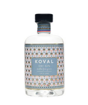 帶有幾何圖案標籤和黑色瓶蓋的Koval乾氈酒瓶。