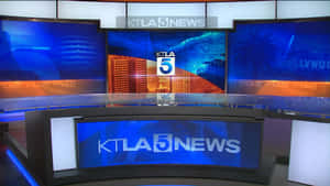 KTLA5NEWS電視工作室，配備弧形辦公桌和大屏幕。