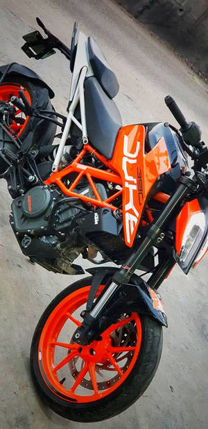 橙色和黑色的KTM Duke電單車停在混凝土上