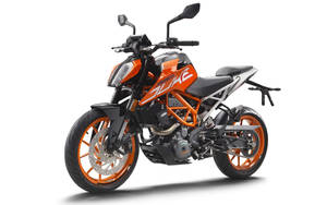 橙色和黑色KTM Duke電單車 攝影棚照片