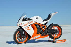 白色和橙色的KTM RC8電單車在廣闊鹽灘上，藍天之下。 — 機車 壁紙