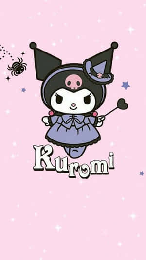 Kuromi 卡通貓打扮成女巫，在粉紅色背景上有蜘蛛和星星。