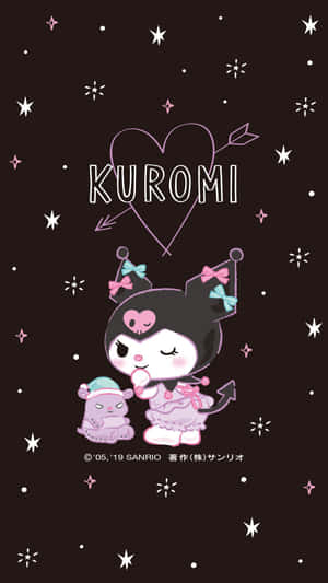 Kuromi 在繁星點點的夜空下抱著毛絨玩具，配有愛心箭和名字文字。 — 古勒比加 壁紙