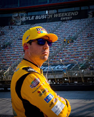 NASCAR車手凱爾·布施身穿黃色裝備在布里斯托爾賽道交叉雙臂。