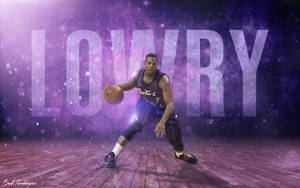 身穿速龍隊球衣的籃球運動員在紫色球場運球，身後有 'LOWRY' 文字。