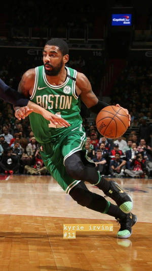 凱里·歐文在NBA比賽中身穿波士頓塞爾特人隊服運球。