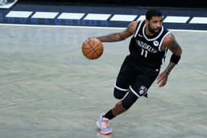 布魯克林籃網隊籃球運動員在比賽中運球。