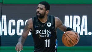 布魯克林籃網籃球運動員凱里·歐文在NBA比賽中運球。