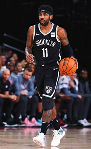 布魯克林籃網隊籃球運動員在比賽中運球。