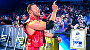 WWE SmackDown 活動期間，身穿紅色皮革服裝的摔角手在舞台上向上指。