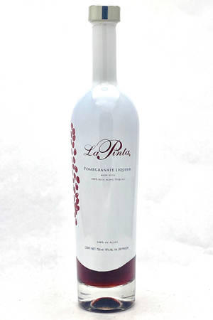 白色La Pinta石榴利口酒瓶，帶有紅色標籤和液體。