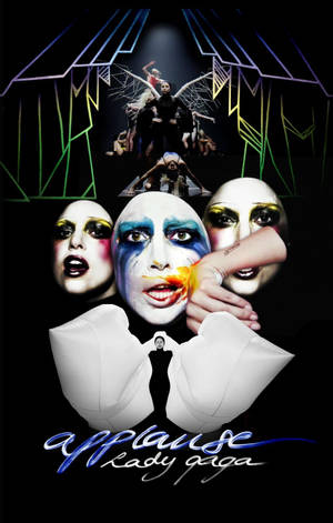 Lady Gaga 以戲劇化妝容與舞者在霓虹燈下的舞台上。