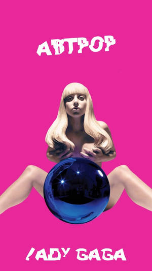 Lady Gaga 手持一個反射藍色球體，背景為粉紅色，帶有「ARTPOP」和她的名字。