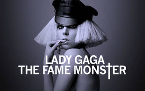 Lady Gaga 戴著黑色皮帽和白色假髮，手指放在嘴唇上，下方有專輯文字。