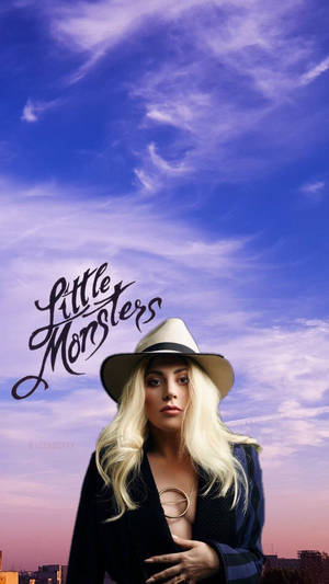 戴白帽的女性，紫色日落天空，帶有「Little Monsters」文字。
