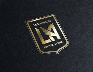 金色LAFC徽章在黑色紋理背景上
