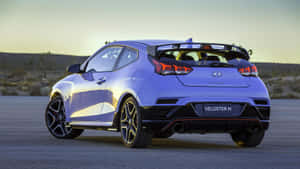 藍色現代Veloster N跑車停在日落時分的沙漠公路上。 — 現代汽車 壁紙