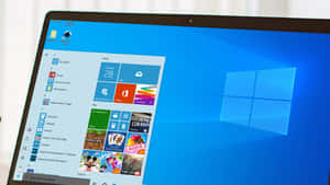 手提電腦顯示Windows 10開始功能表，帶有應用程式圖示和藍色背景。